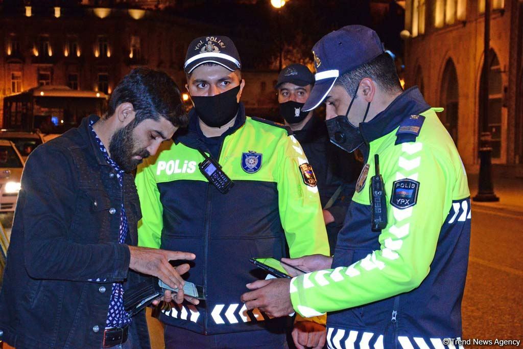Paytaxtda komendant saatı qaydalarının təmin olunması tədbirləri davam etdirilir (FOTO)