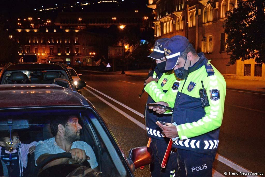 Paytaxtda komendant saatı qaydalarının təmin olunması tədbirləri davam etdirilir (FOTO)