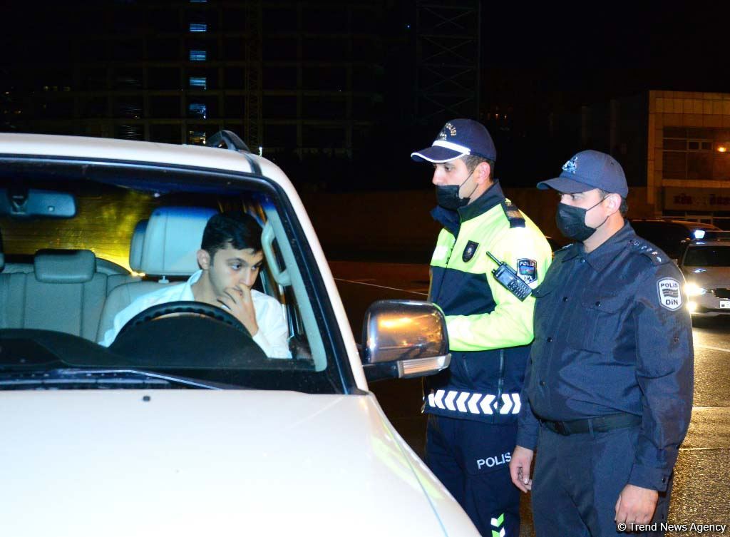 Paytaxtda komendant saatı qaydalarının təmin olunması tədbirləri davam etdirilir (FOTO)