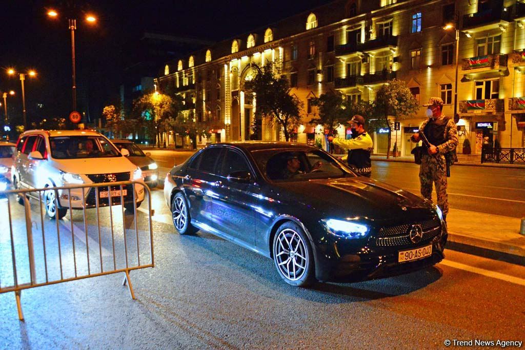 Paytaxtda komendant saatı qaydalarının təmin olunması tədbirləri davam etdirilir (FOTO)