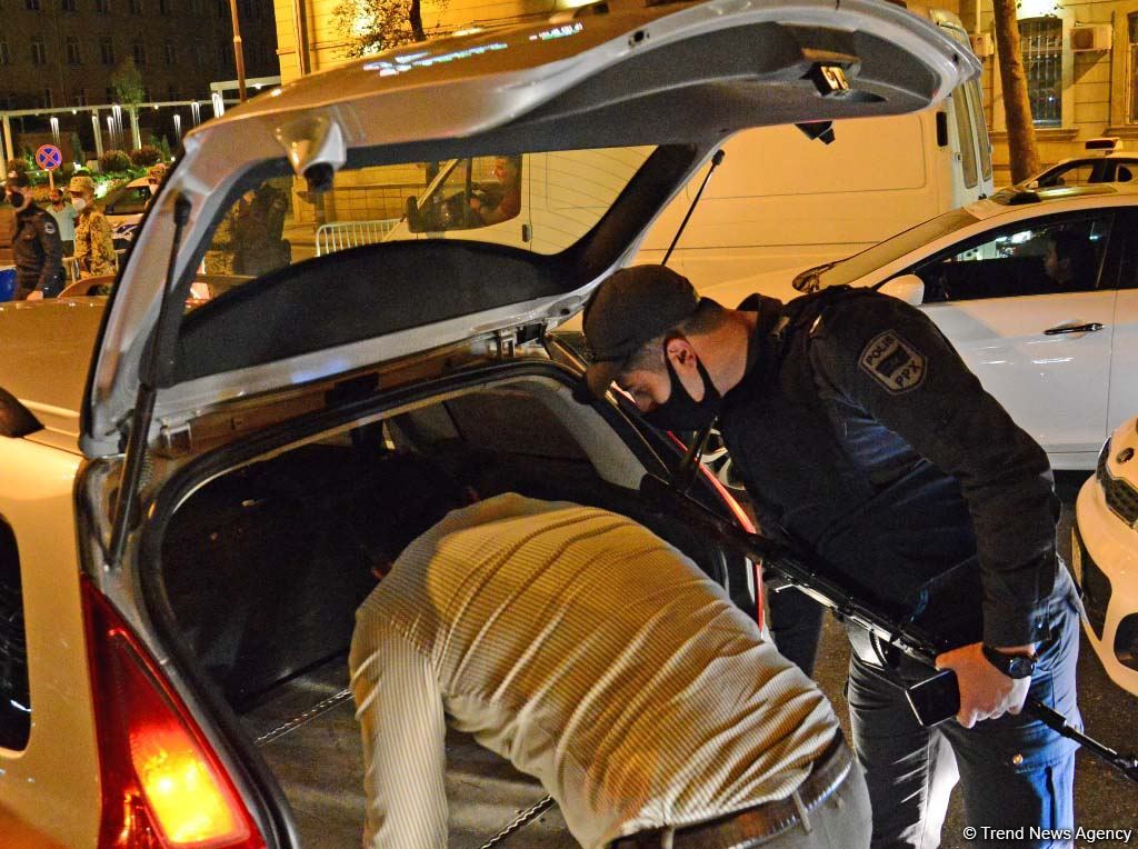 Paytaxtda komendant saatı qaydalarının təmin olunması tədbirləri davam etdirilir (FOTO)