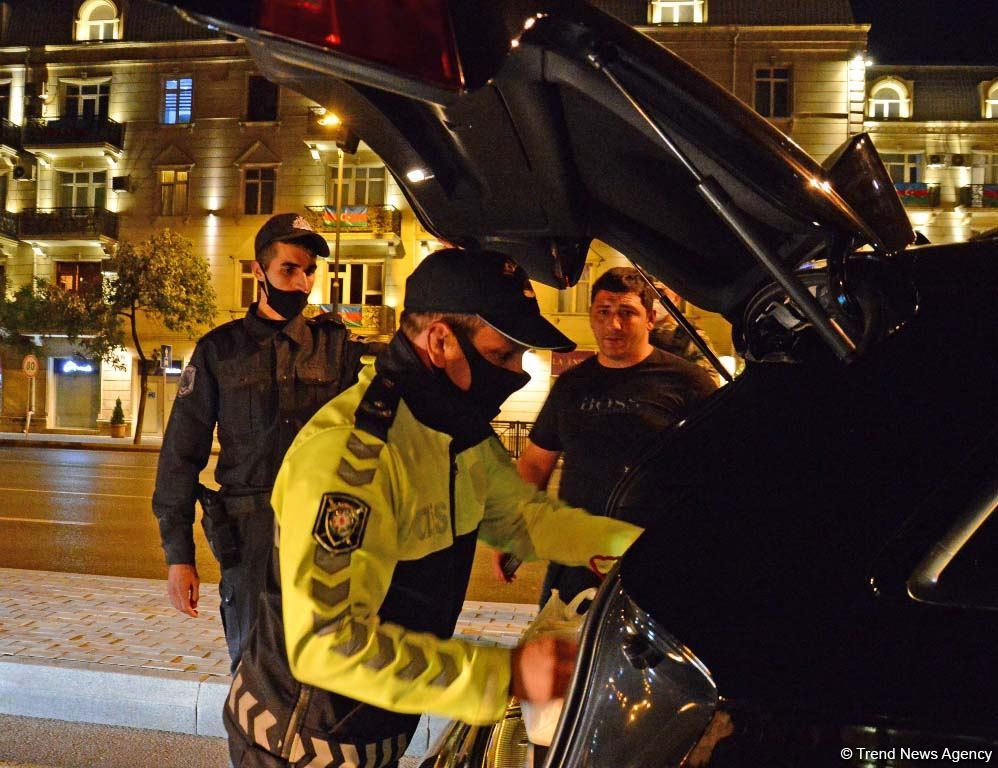 Paytaxtda komendant saatı qaydalarının təmin olunması tədbirləri davam etdirilir (FOTO)