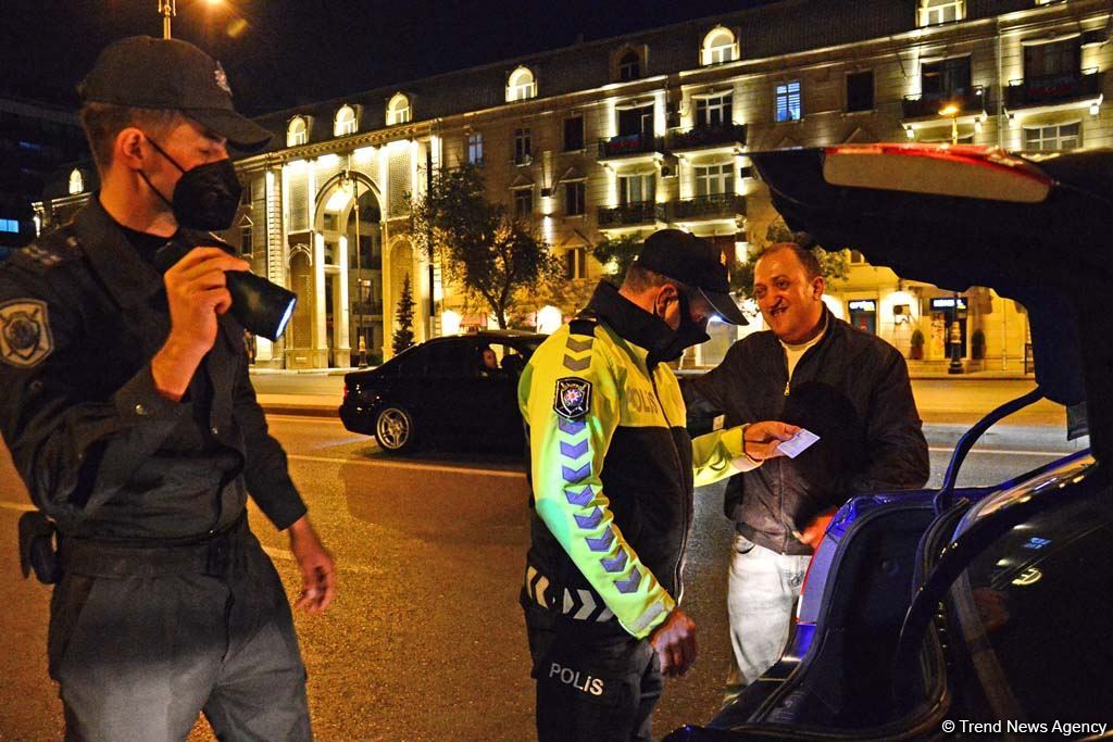 Paytaxtda komendant saatı qaydalarının təmin olunması tədbirləri davam etdirilir (FOTO)