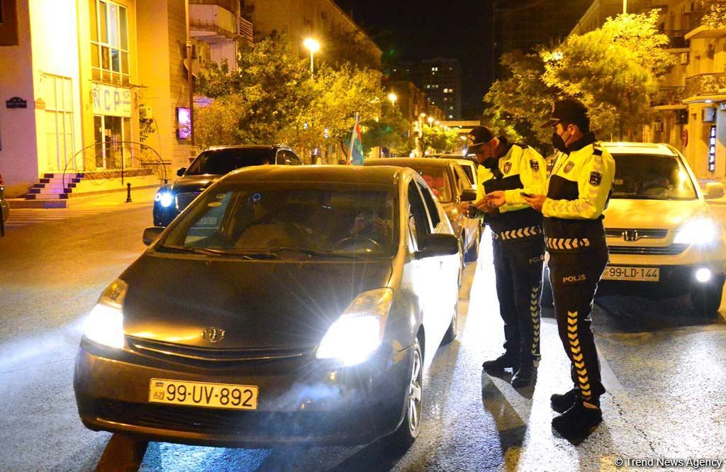 Paytaxtda komendant saatı qaydalarının təmin olunması tədbirləri davam etdirilir (FOTO)