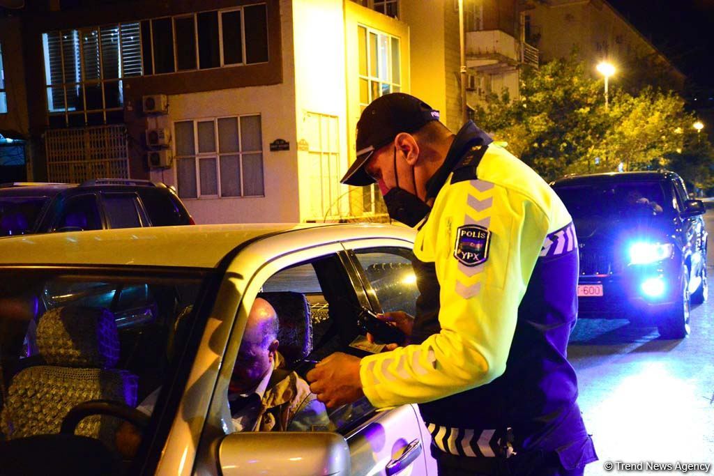Paytaxtda komendant saatı qaydalarının təmin olunması tədbirləri davam etdirilir (FOTO)