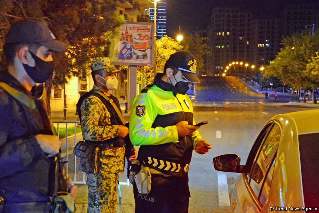 Paytaxtda komendant saatı qaydalarının təmin olunması tədbirləri davam etdirilir (FOTO)