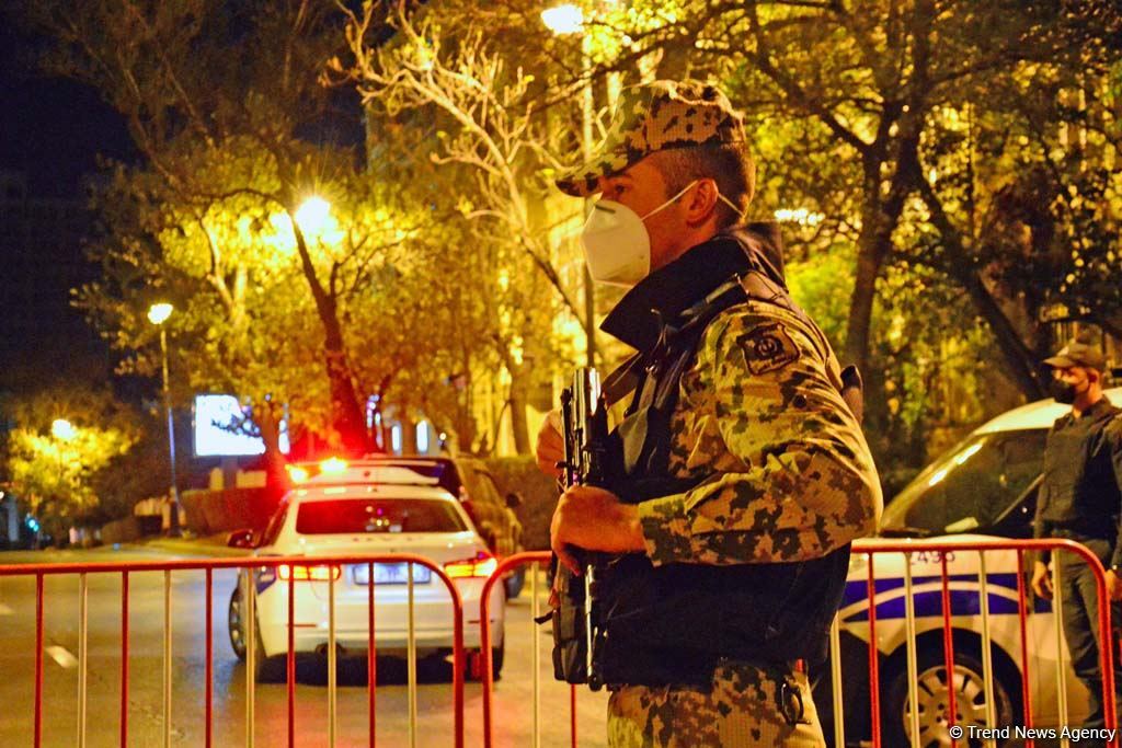 Paytaxtda komendant saatı qaydalarının təmin olunması tədbirləri davam etdirilir (FOTO)