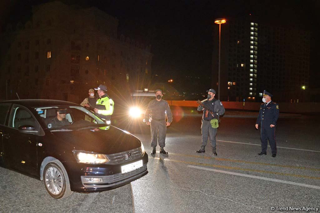 Paytaxtda komendant saatı qaydalarının təmin olunması tədbirləri davam etdirilir (FOTO)