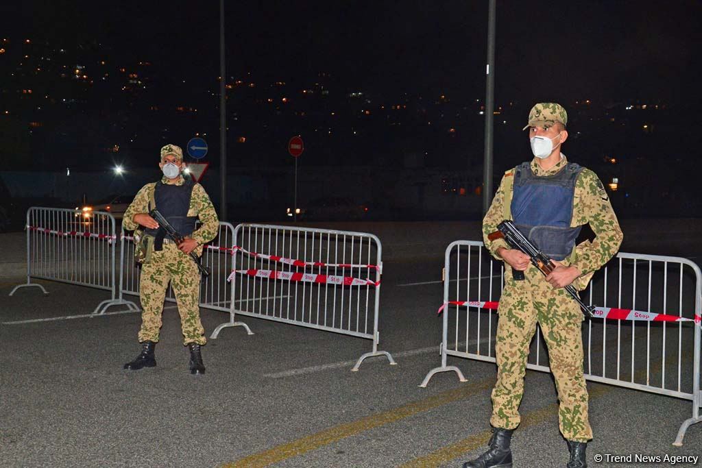 Paytaxtda komendant saatı qaydalarının təmin olunması tədbirləri davam etdirilir (FOTO)