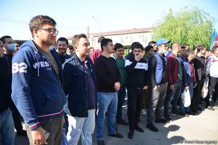 Binəqədidə yüzlərlə şəxs könüllü olaraq hərbi xidmətə yollanıb (FOTO)