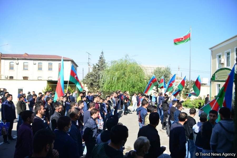 Binəqədidə yüzlərlə şəxs könüllü olaraq hərbi xidmətə yollanıb (FOTO)