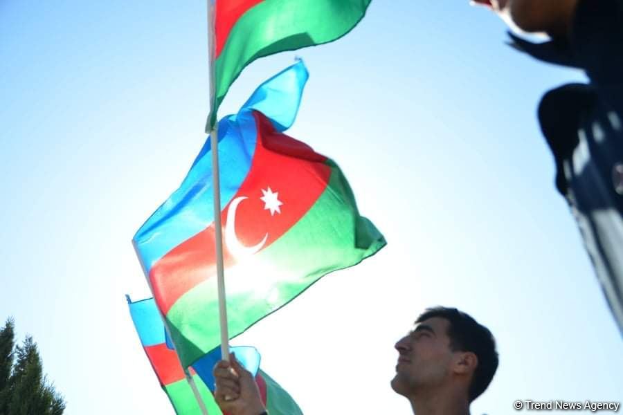 Binəqədidə yüzlərlə şəxs könüllü olaraq hərbi xidmətə yollanıb (FOTO)
