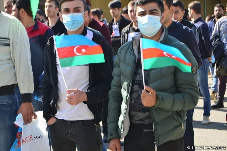Binəqədidə yüzlərlə şəxs könüllü olaraq hərbi xidmətə yollanıb (FOTO)