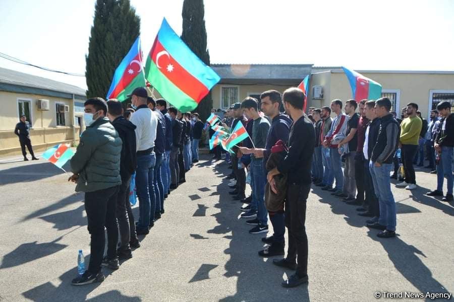 Binəqədidə yüzlərlə şəxs könüllü olaraq hərbi xidmətə yollanıb (FOTO)