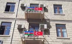 Bakı üçrəngli bayrağa bürünüb (FOTO)