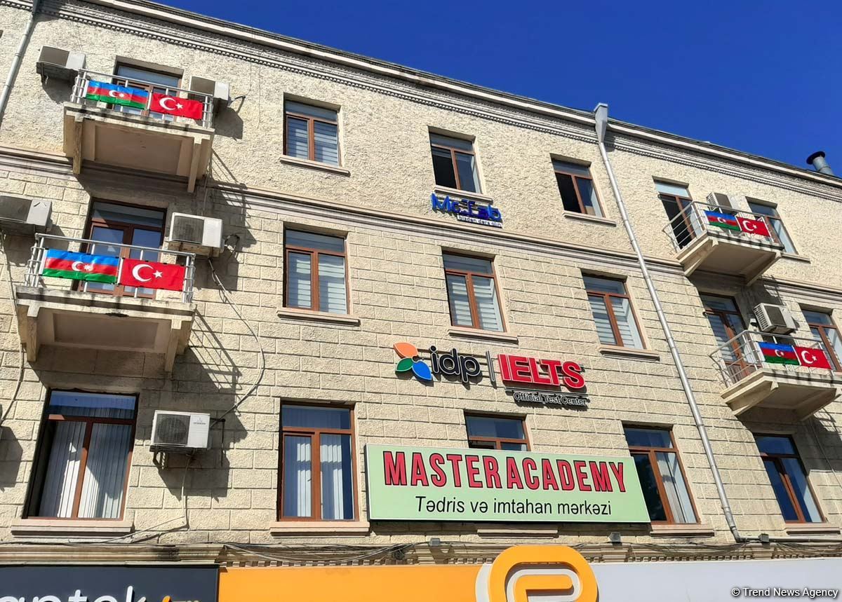 Bakı üçrəngli bayrağa bürünüb (FOTO)
