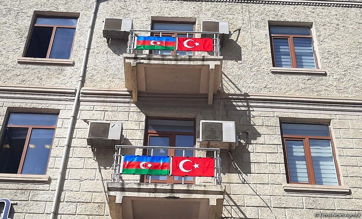 Bakı üçrəngli bayrağa bürünüb (FOTO)