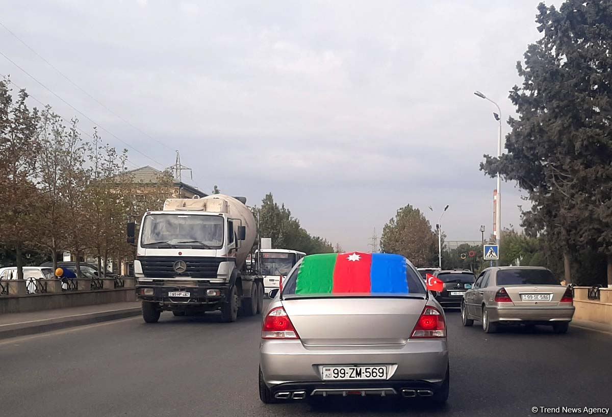 Bakı üçrəngli bayrağa bürünüb (FOTO)