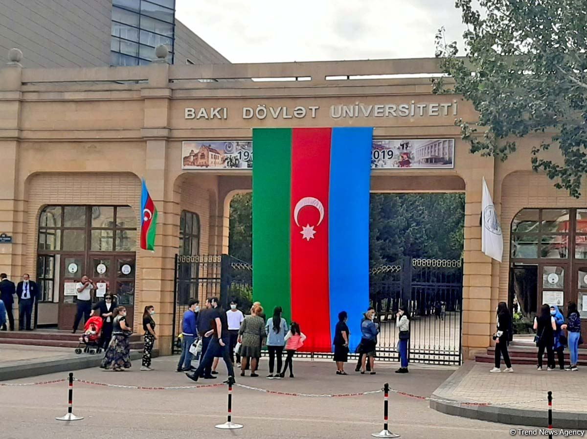 Bakı üçrəngli bayrağa bürünüb (FOTO)