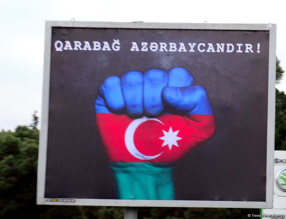 Bakı üçrəngli bayrağa bürünüb (FOTO)