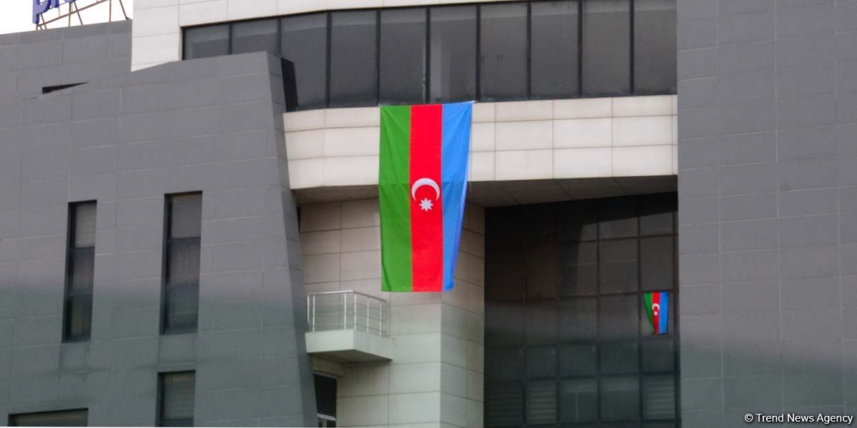 Bakı üçrəngli bayrağa bürünüb (FOTO)