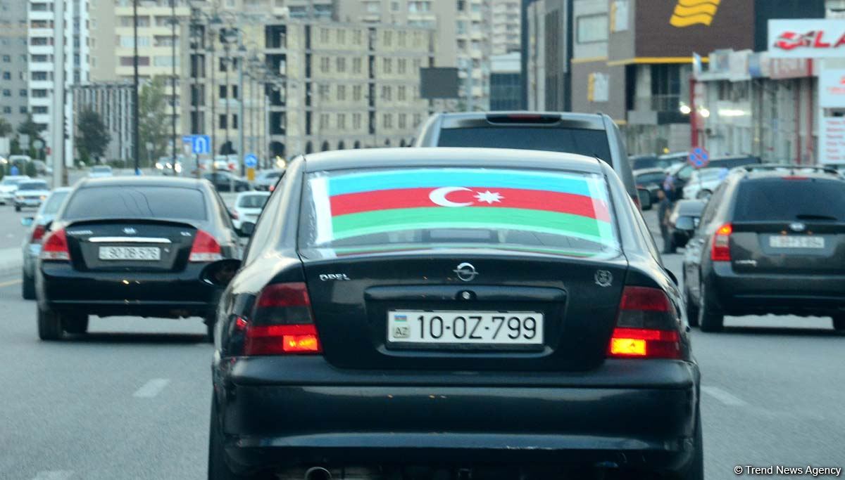 Bakı üçrəngli bayrağa bürünüb (FOTO)