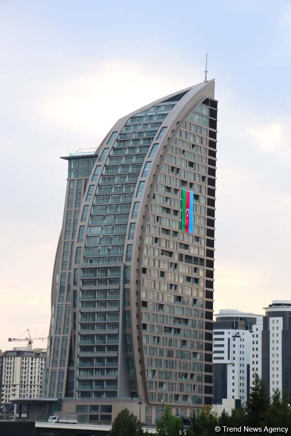 Bakı üçrəngli bayrağa bürünüb (FOTO)