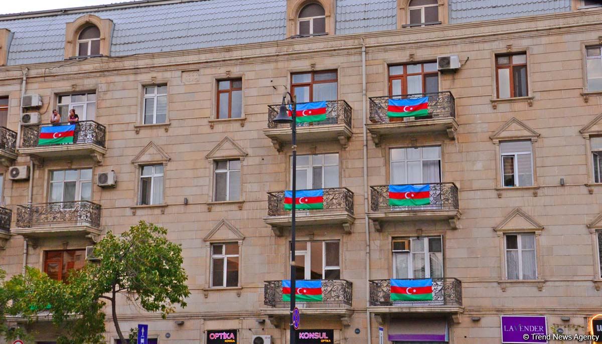 Bakı üçrəngli bayrağa bürünüb (FOTO)