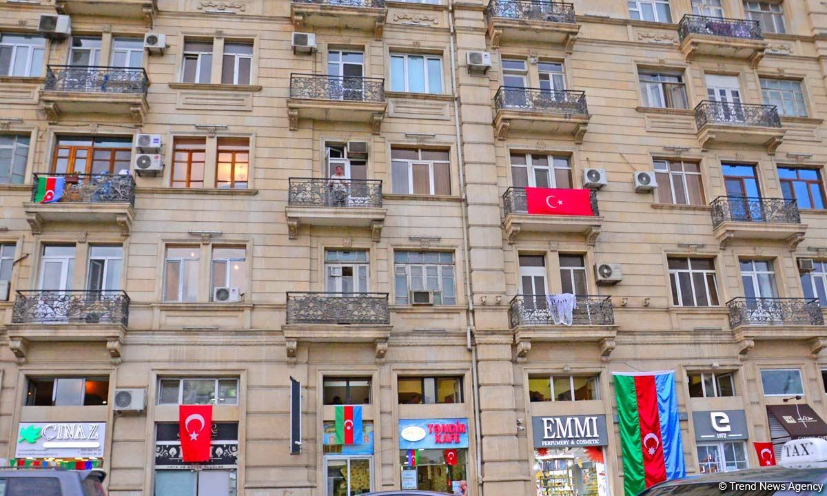 Bakı üçrəngli bayrağa bürünüb (FOTO)