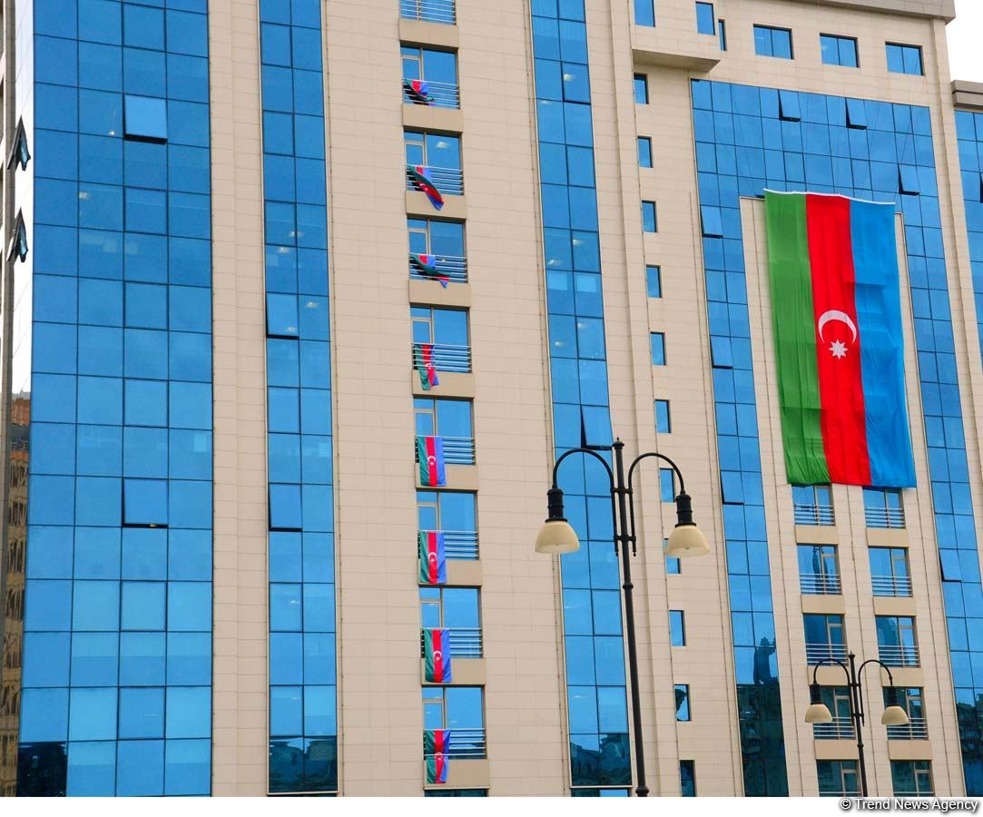 Bakı üçrəngli bayrağa bürünüb (FOTO)