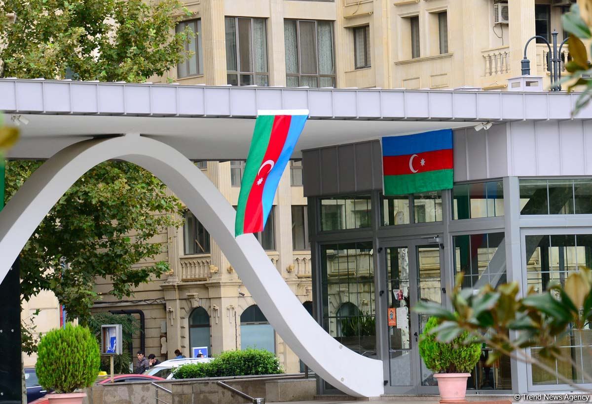 Bakı üçrəngli bayrağa bürünüb (FOTO)