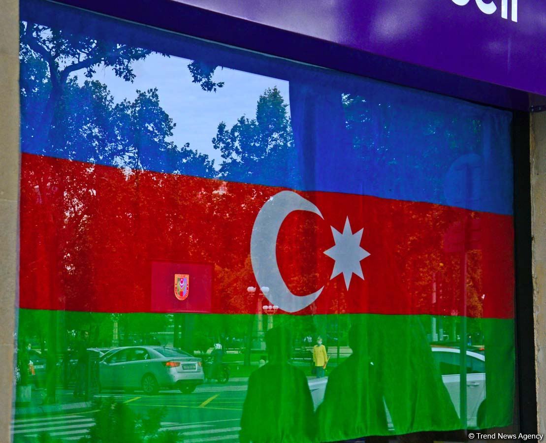 Bakı üçrəngli bayrağa bürünüb (FOTO)