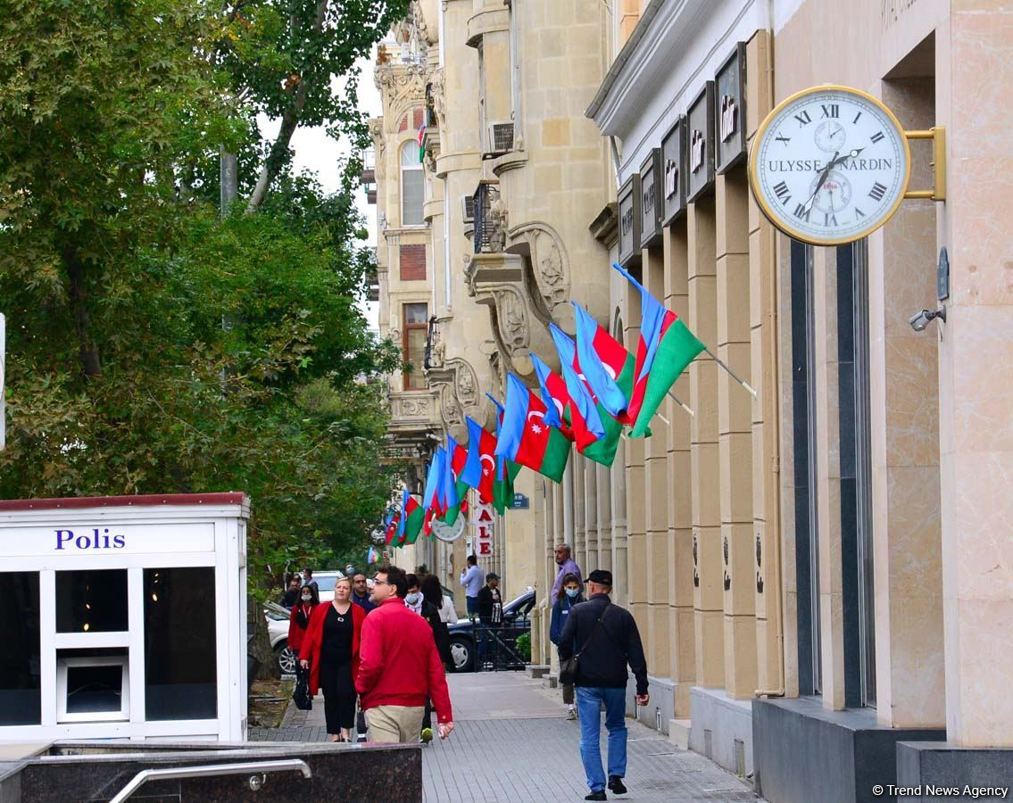Bakı üçrəngli bayrağa bürünüb (FOTO)