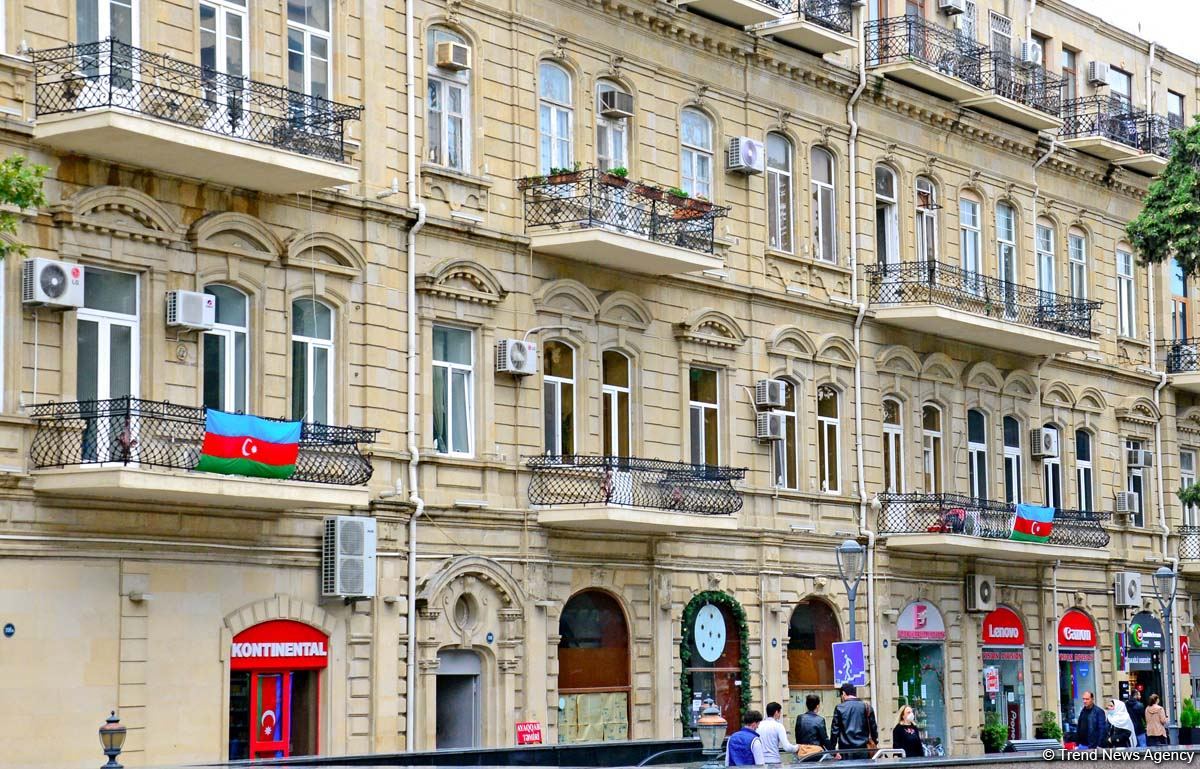 Bakı üçrəngli bayrağa bürünüb (FOTO)