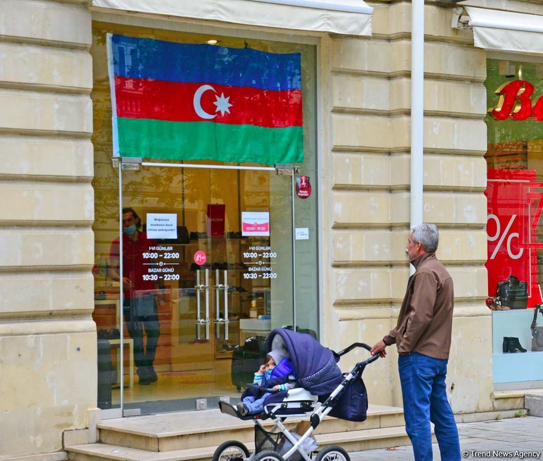 Bakı üçrəngli bayrağa bürünüb (FOTO)