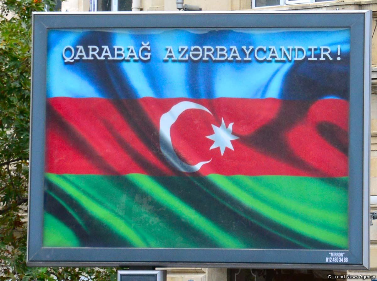 Bakı üçrəngli bayrağa bürünüb (FOTO)