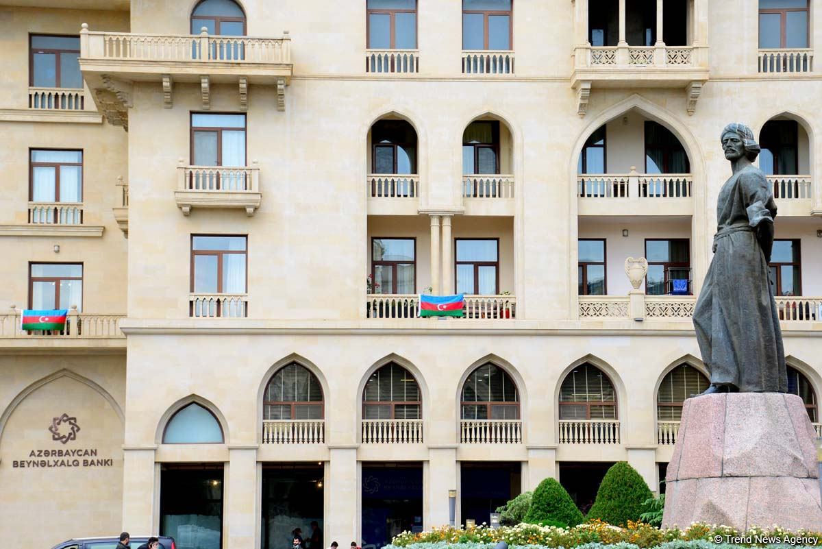 Bakı üçrəngli bayrağa bürünüb (FOTO)