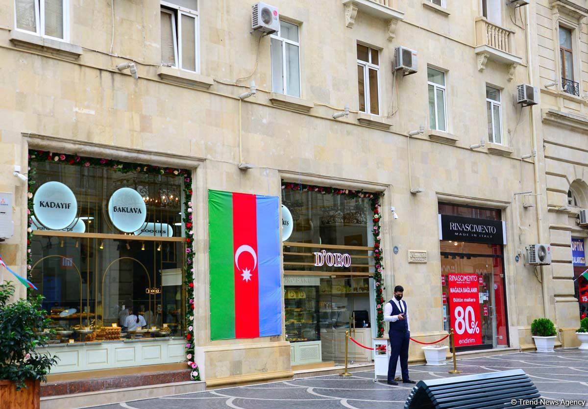 Bakı üçrəngli bayrağa bürünüb (FOTO)