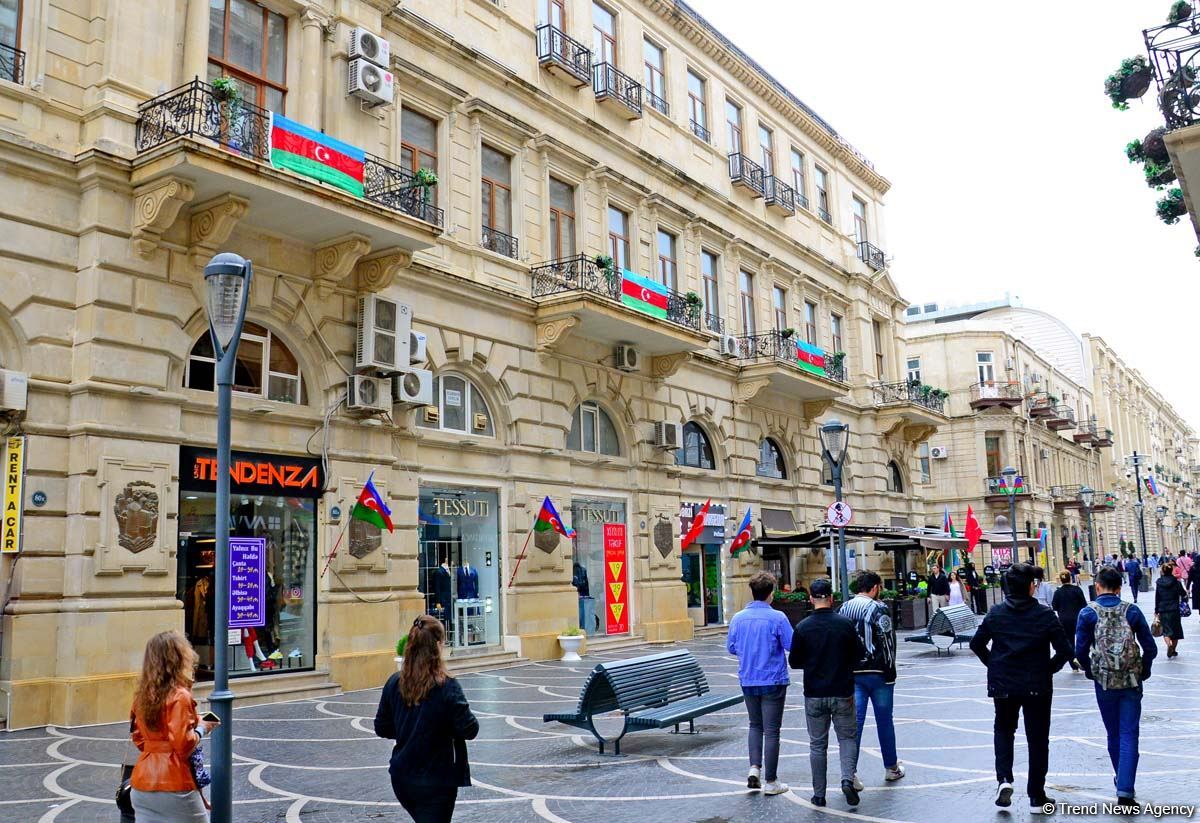 Bakı üçrəngli bayrağa bürünüb (FOTO)