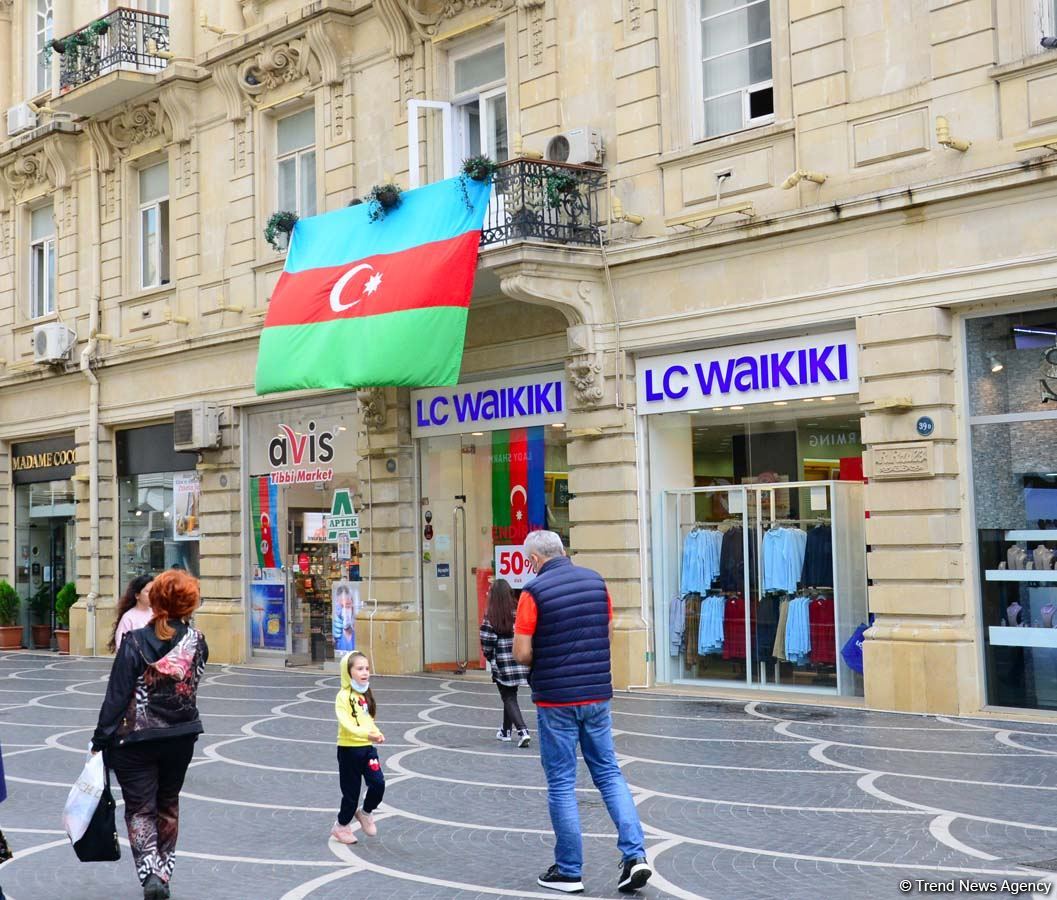 Bakı üçrəngli bayrağa bürünüb (FOTO)
