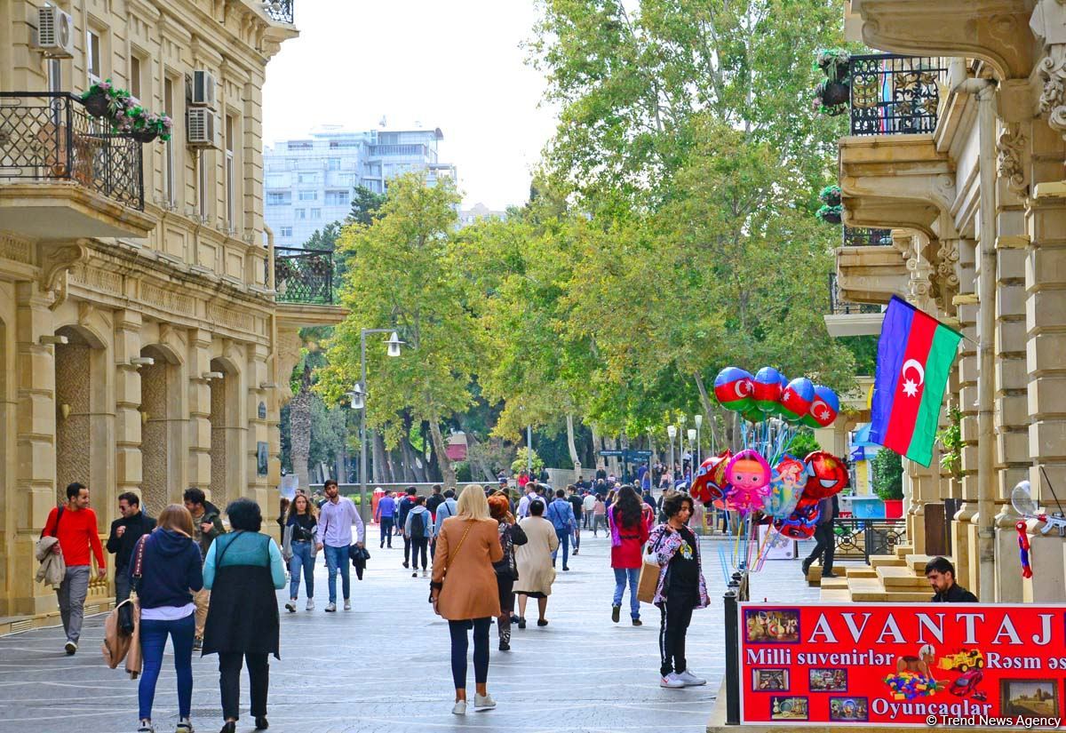 Bakı üçrəngli bayrağa bürünüb (FOTO)