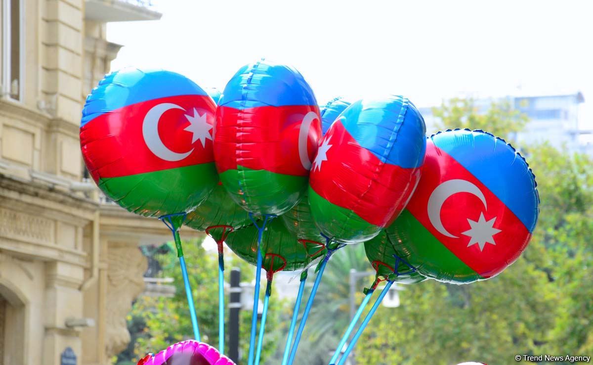 Bakı üçrəngli bayrağa bürünüb (FOTO)