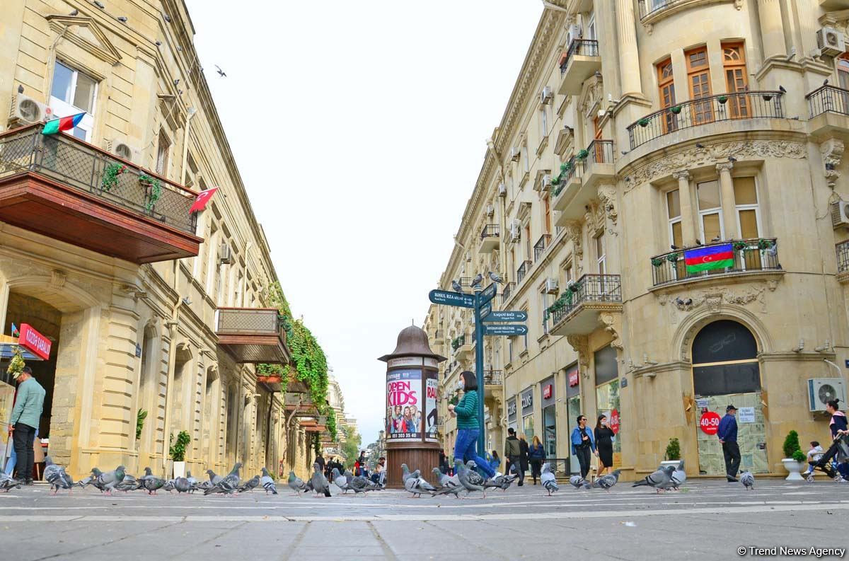 Bakı üçrəngli bayrağa bürünüb (FOTO)