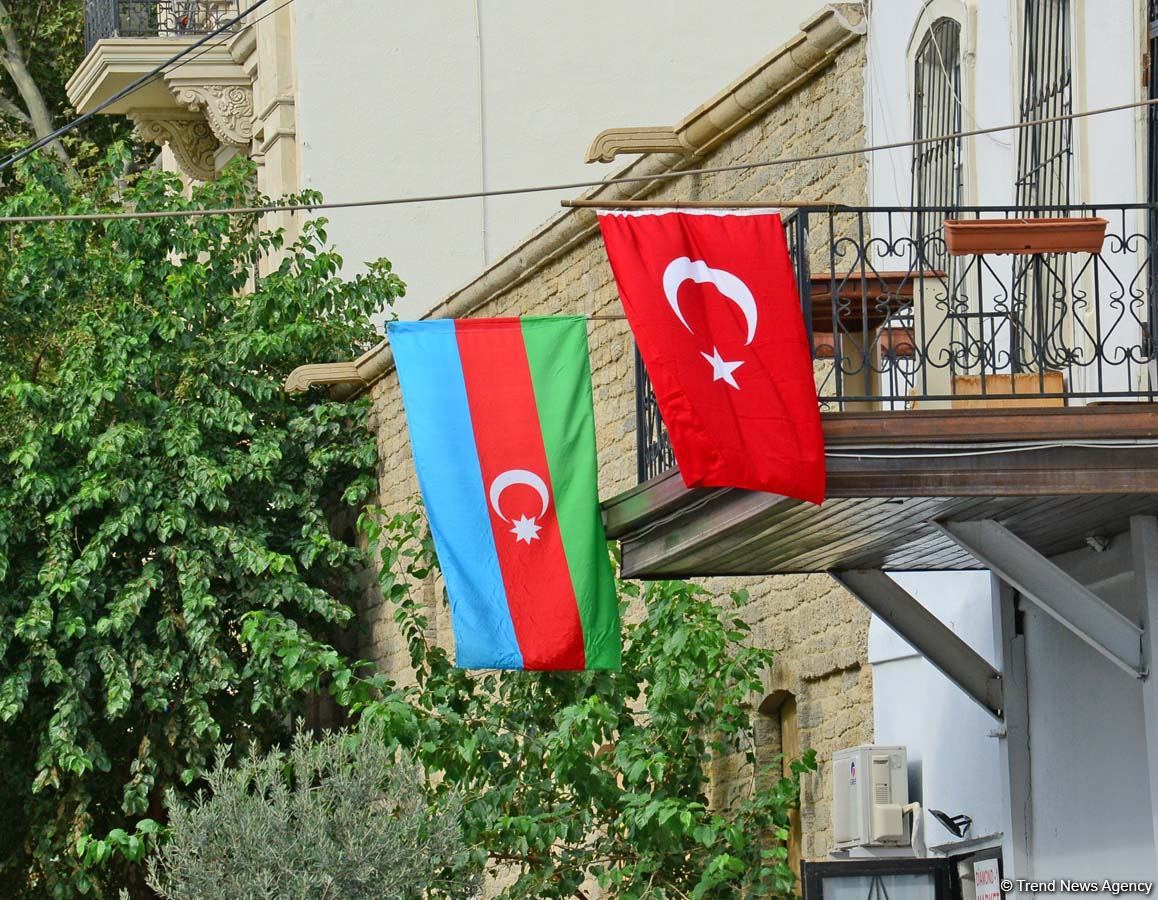 Bakı üçrəngli bayrağa bürünüb (FOTO)
