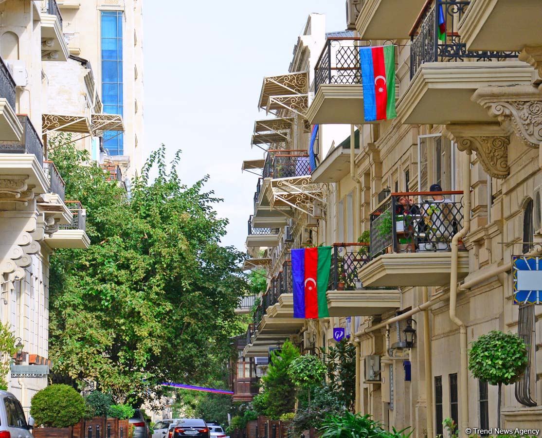 Bakı üçrəngli bayrağa bürünüb (FOTO)