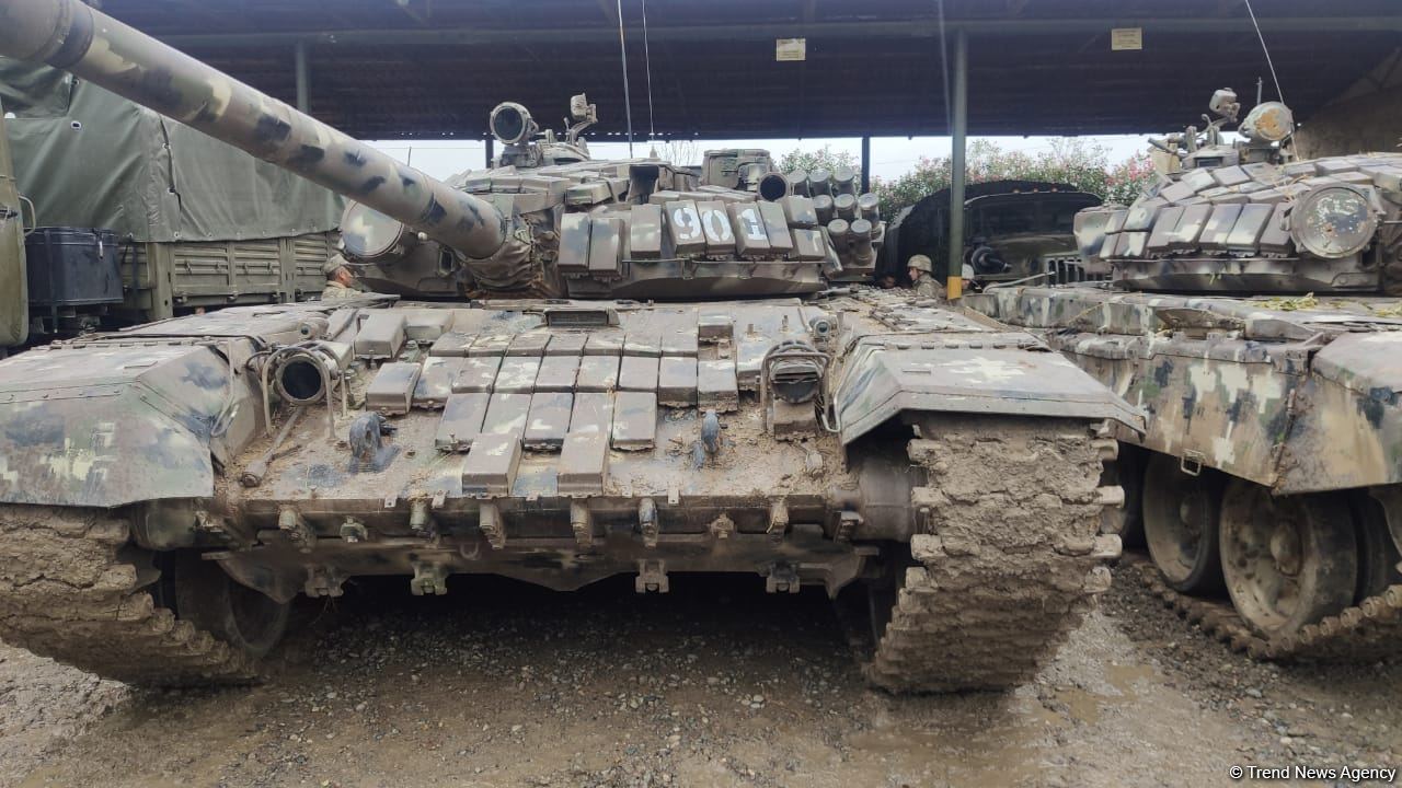 Cəbrayılda ələ keçirilən düşmən texnikası: 3 tank, 9 "Ural"... (FOTO)