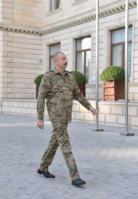 Prezident, Ali Baş Komandan İlham Əliyevin rəhbərliyi ilə Müdafiə Nazirliyinin Mərkəzi Komanda Məntəqəsində operativ müşavirə keçirilib (FOTO)