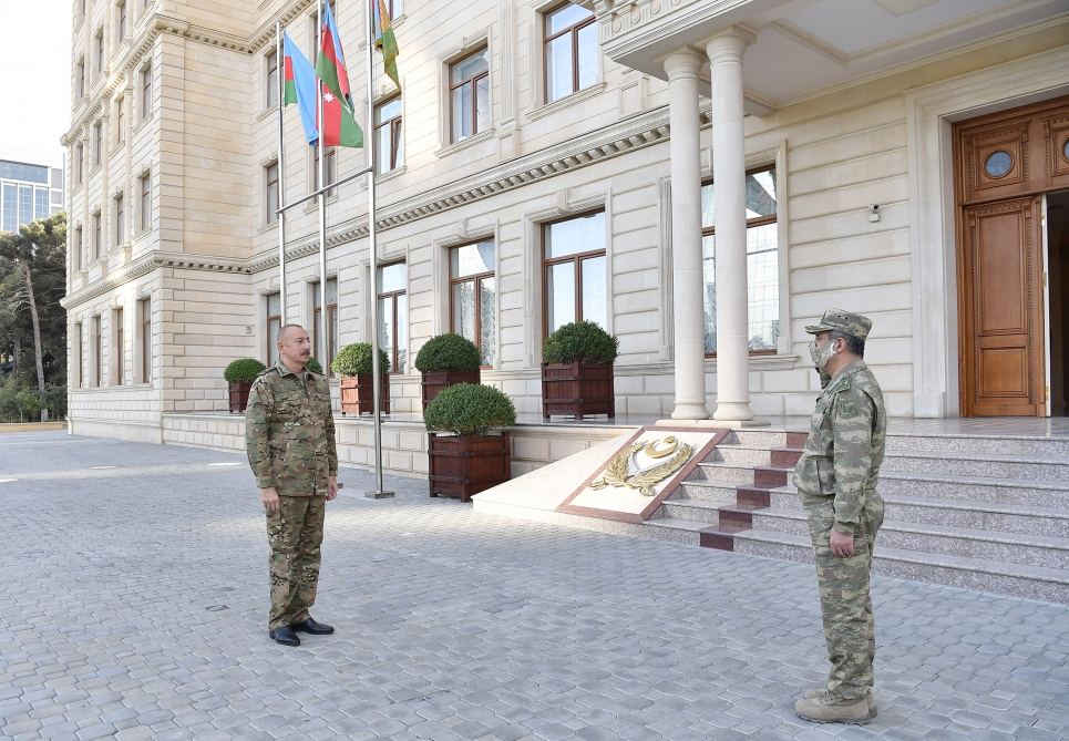 Prezident, Ali Baş Komandan İlham Əliyevin rəhbərliyi ilə Müdafiə Nazirliyinin Mərkəzi Komanda Məntəqəsində operativ müşavirə keçirilib (FOTO)