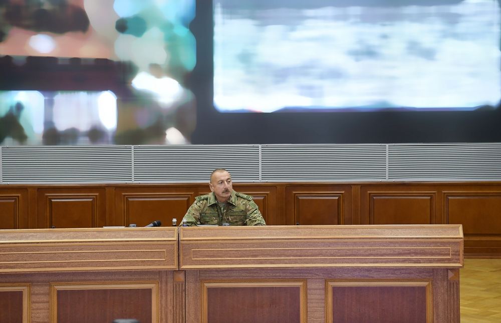 Prezident, Ali Baş Komandan İlham Əliyevin rəhbərliyi ilə Müdafiə Nazirliyinin Mərkəzi Komanda Məntəqəsində operativ müşavirə keçirilib (FOTO)