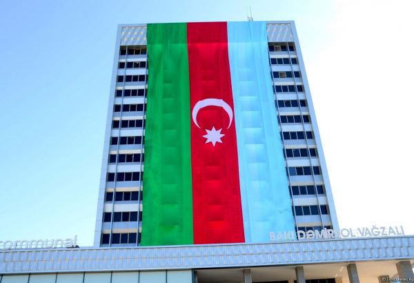 Üçrəngli bayrağımıza bürünmüş Bakı (FOTOSESSİYA)